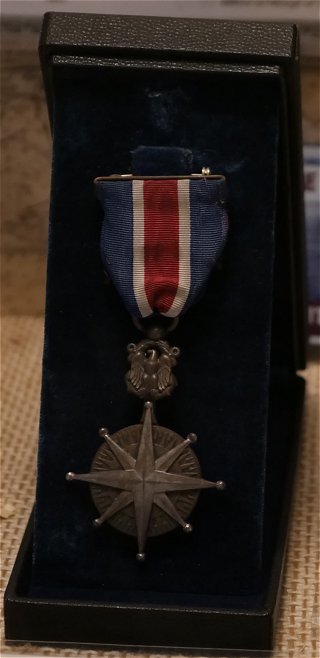 Marin Distinguished Service Medal som finns att beskåda i Kustsalen på Roslagens Sjöfartsmuseum.