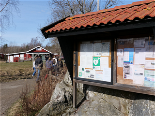 Tjockö Öbutik i bakgrunden.