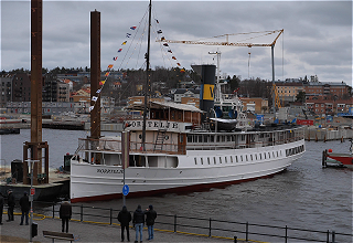 SS Norrtelje lägger till vid pråmen.