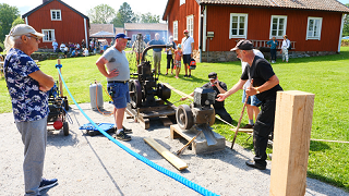 Tändkulemotorn driver en stenkross.