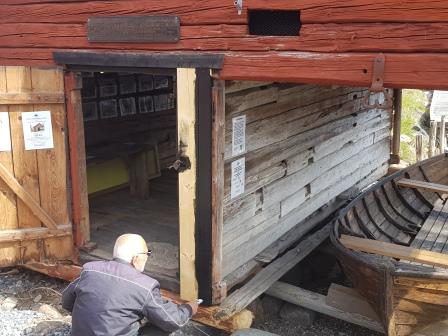 Målning och annat underhåll av Lars Matts Eriks sjöbod i Grisslehamn.